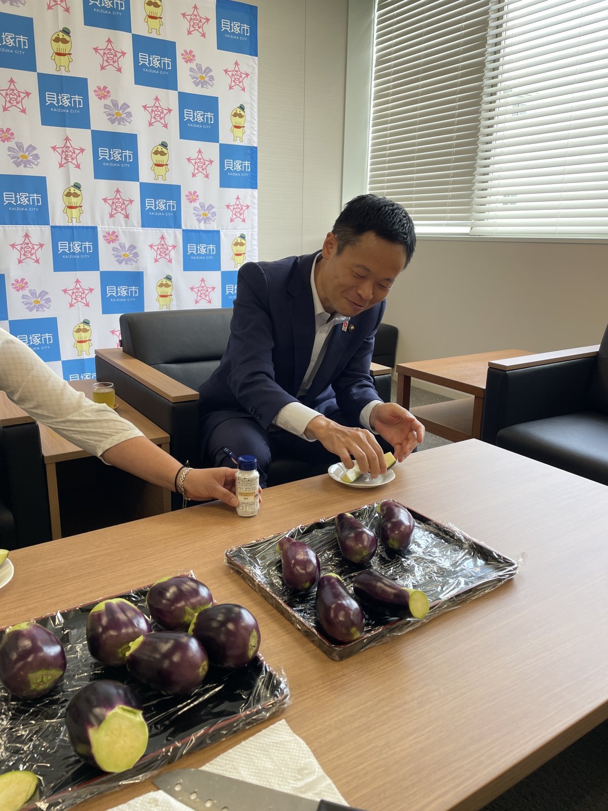 貝塚市長への表敬訪問 水なすを味わっていただく