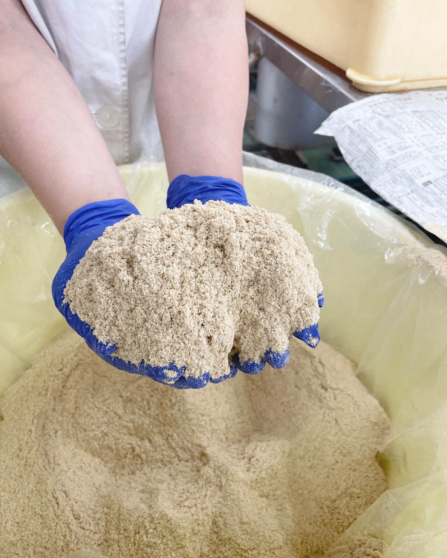 お米マイスターから分けてもらった新鮮な国産ぬか