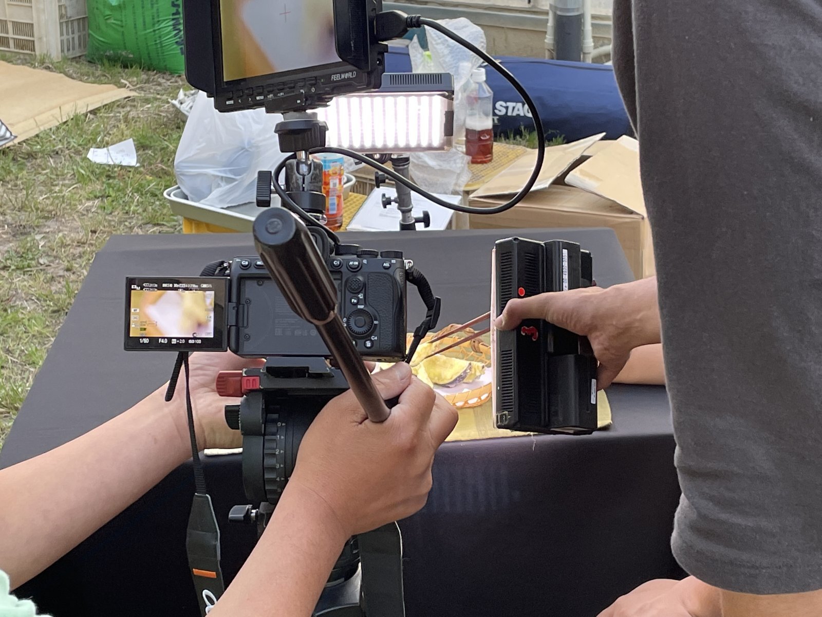 レシピ動画の撮影風景 - カメラモニターを操作するスタッフ